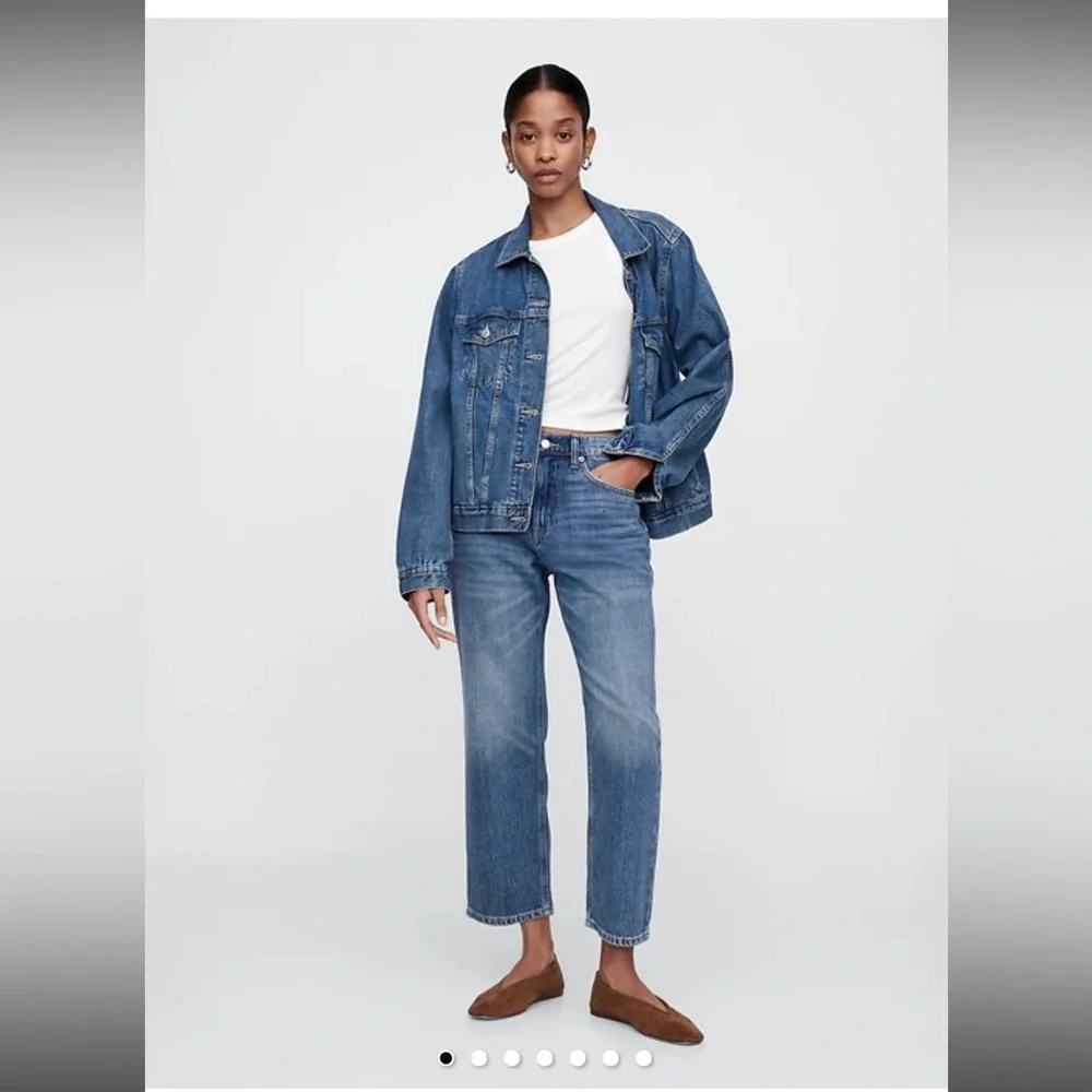 Gap NWT Mid Rise Soft Relaxed Straight Crop Jeans Size 29 Long in Medium Wash - Picture 2 of 13